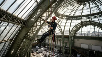 Travaux sur cordes sur des immeubles de bureaux, des sièges sociaux et des façades vitrées à Paris 8e